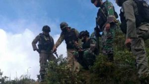 foto-tni-polri-kejar-kkb foto tni polri kejar kkb