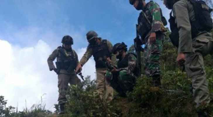 foto-tni-polri-kejar-kkb foto tni polri kejar kkb