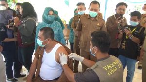 foto-bupati-bungo-divaksin-booster foto bupati bungo divaksin booster