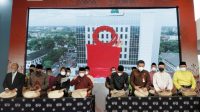 foto kepala daerah menabuh gendang gedung bank 9 jambi