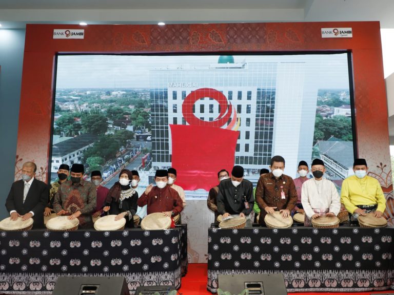 foto kepala daerah menabuh gendang gedung bank 9 jambi