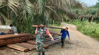 Bantu Kesulitan Masyarakat, Babinsa Koramil 416-02/Tanah Tumbuh Bersinergi Bersama Warga Binaan Gotong Royong Perbaiki Jembatan