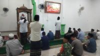 Beri Rasa Aman Saat Sholat Tarawih, Babinsa Koramil 416-03/Sungai Bengkal Selalu Hadir di Desa Binaan
