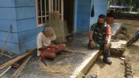 foto-babinsa-kodim0416 Ciptakan Kedekatan Dengan Warga, Babinsa Koramil 416-06/Muara Bungo Komsos Di Desa Binaan