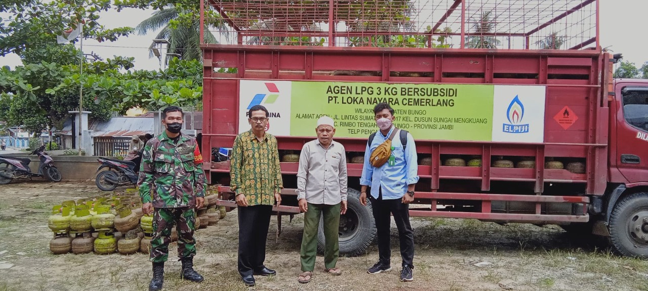 Babinsa Koramil 416-06/Muara Bungo Bersinergi Kawal Pendistribusian Operasi Pasar Gas LPG 3 Kg