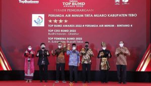 foto bupati tebo penghargaan