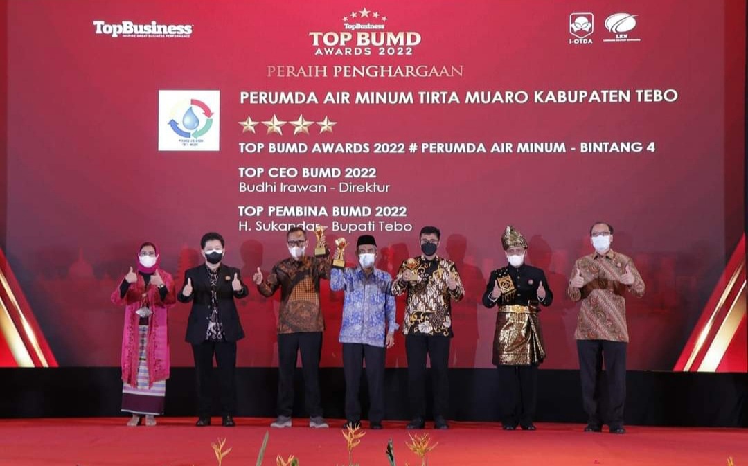 foto bupati tebo penghargaan