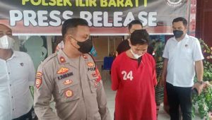 foto pelaku baju merah