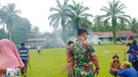 IMG-20220516-WA0094 Bersihkan Lapangan Sepak Bola, Babinsa Koramil 416-02 Tanah Tumbuh Beri Teladan Baik di Wilayah Binaan