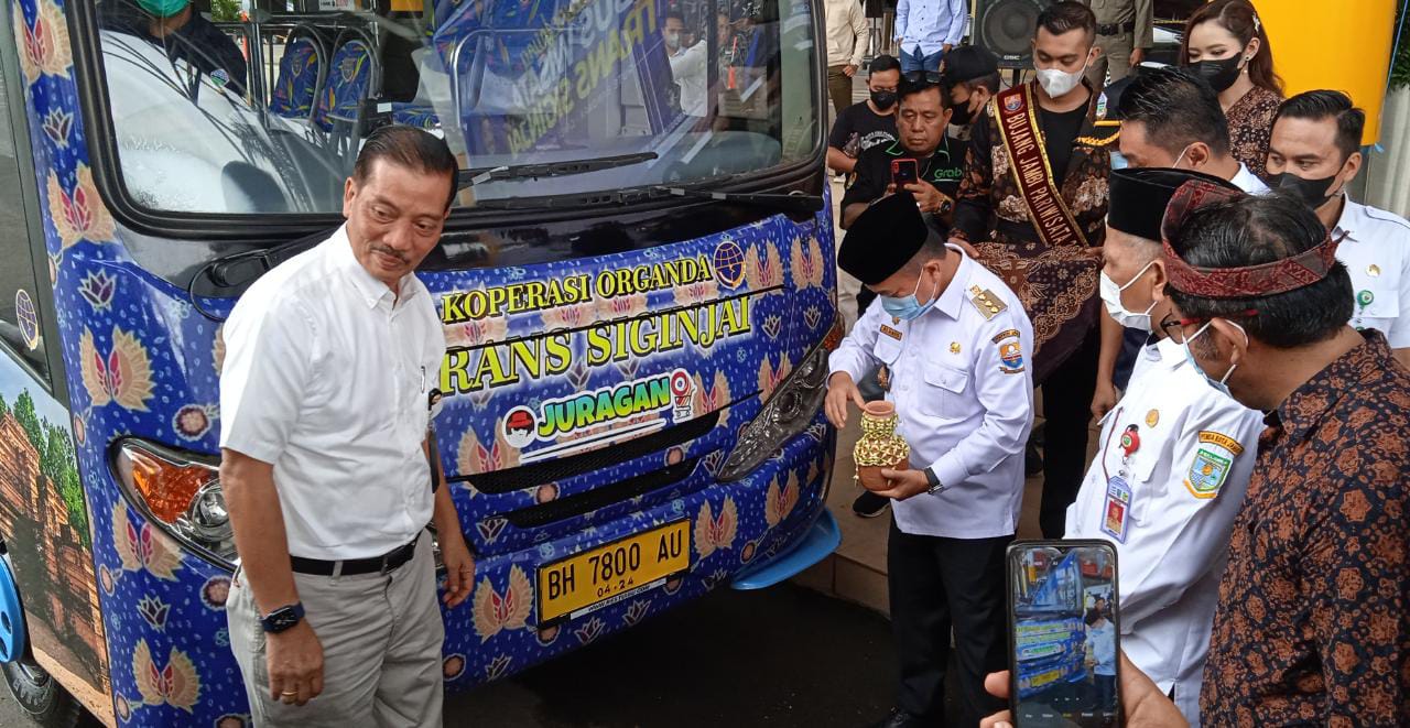 Gubernur Al Haris Resmikan Bus Wisata Trans Siginjai