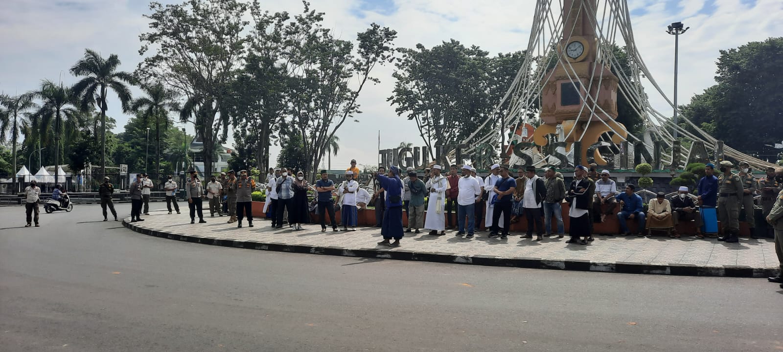 foto demo tolak kehadiran holywing
