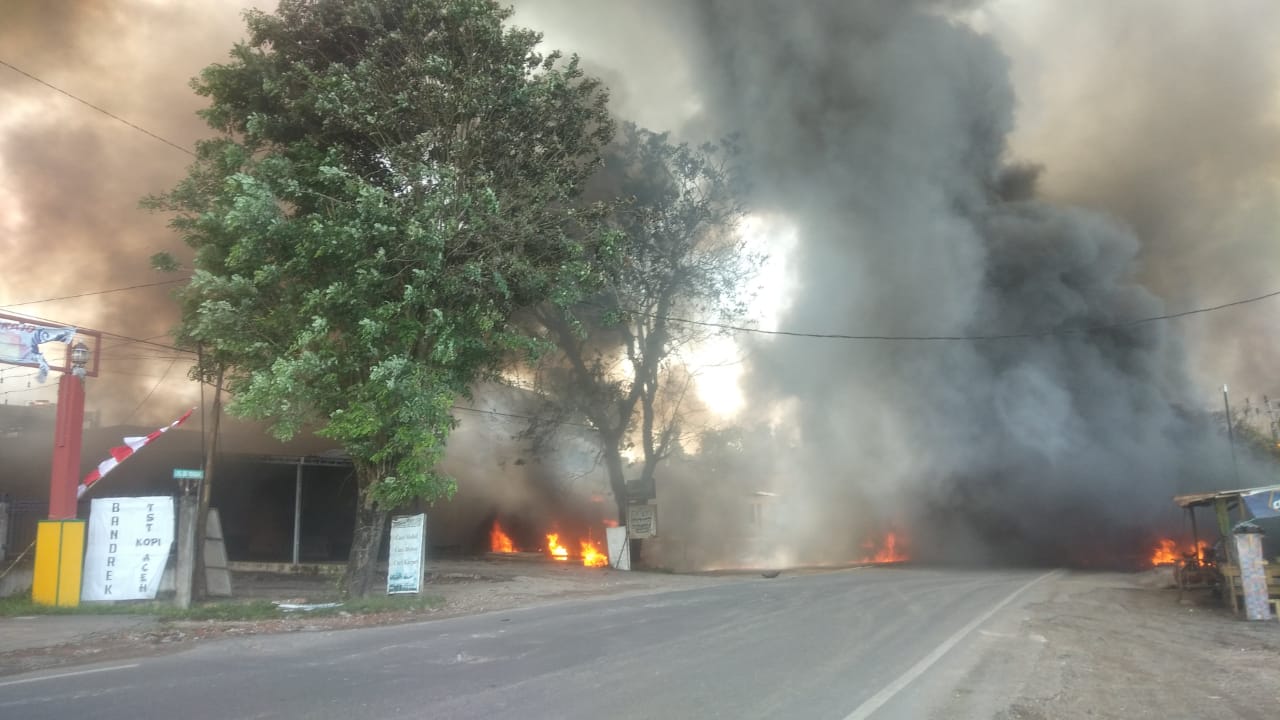 VIDEO: Gudang Minyak di Kenali Besar Kota Jambi Terbakar, Terdengar Ledakan Keras