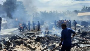 foto rumah terbakar