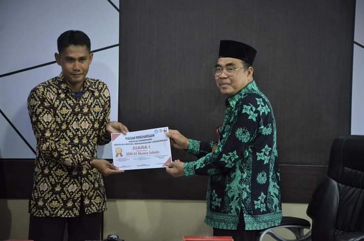 Pemkab Tebo Melalui Asisten III M. Isa Serahkan Hadiah Sayembara Sekolah