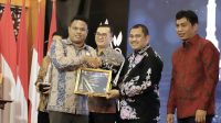 foto bupati bungo h mashuri terima kpid award