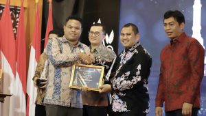 foto-bupati-bungo-h-mashuri-terima-kpid-award foto bupati bungo h mashuri terima kpid award