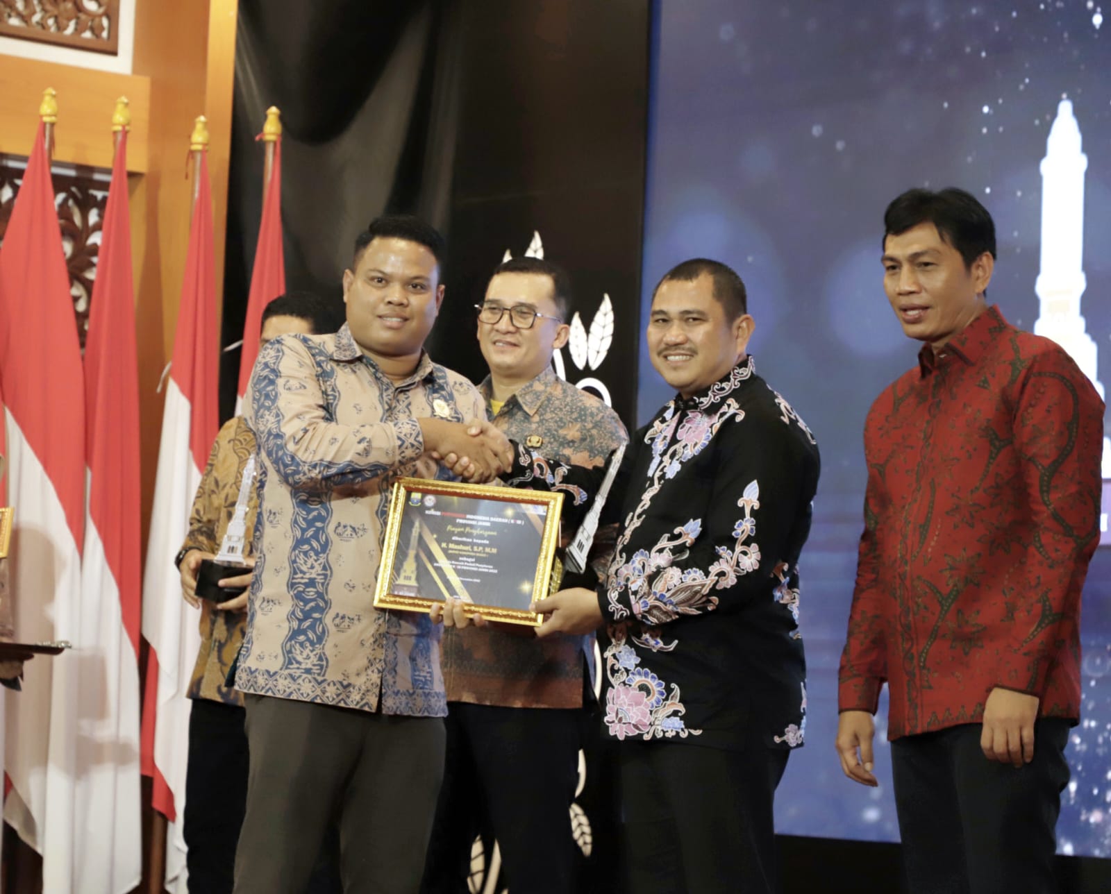 foto bupati bungo h mashuri terima kpid award