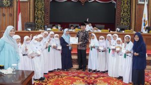 foto edi purwanto bersama siswa sd al azhar