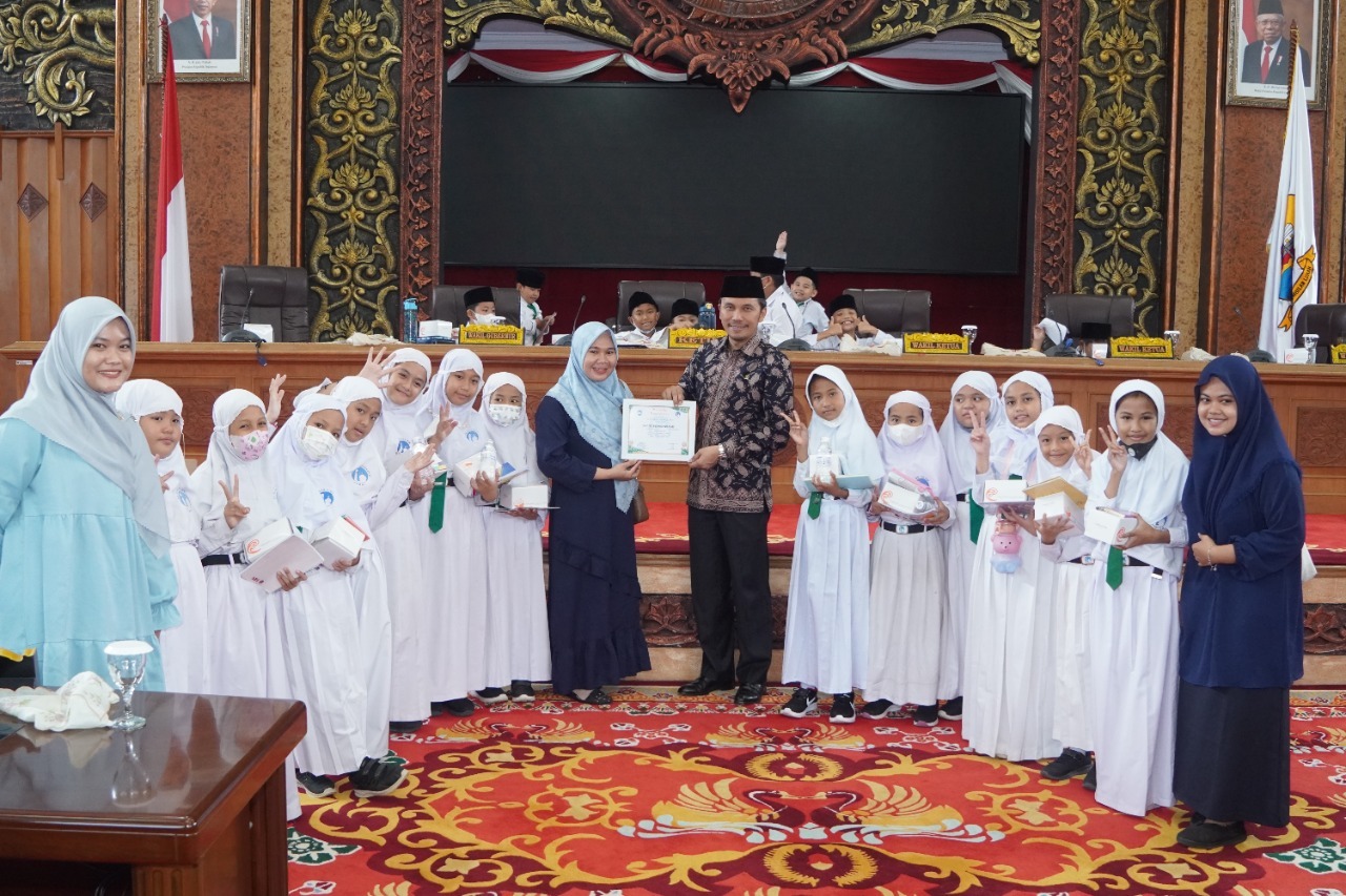 foto edi purwanto bersama siswa sd al azhar