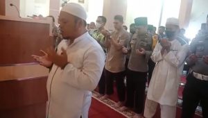 foto-ustadz-syafrizal-pimpin-salat-ghaib foto ustadz syafrizal pimpin salat ghaib