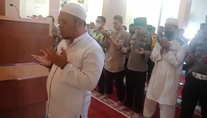 foto-ustadz-syafrizal-pimpin-salat-ghaib foto ustadz syafrizal pimpin salat ghaib