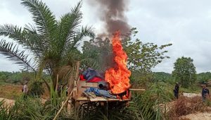 foto-alat-dompeng-darat-dibakar foto alat dompeng darat dibakar