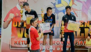 foto edi purwanto berikan hadiah