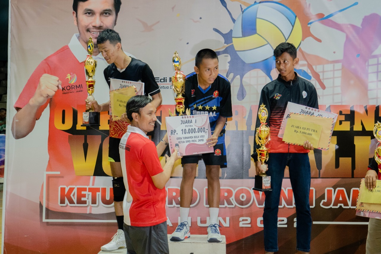 foto-edi-purwanto-berikan-hadiah foto edi purwanto berikan hadiah