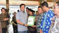 foto-bupati-m.fadhil-arief 36 Kades Mendapat Penghargaan dan Lencana Desa Mandiri dari Bupati Batanghari