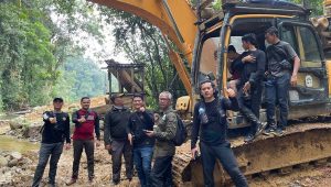 foto-kepolisian-amankan-excavator-peti foto kepolisian amankan excavator peti