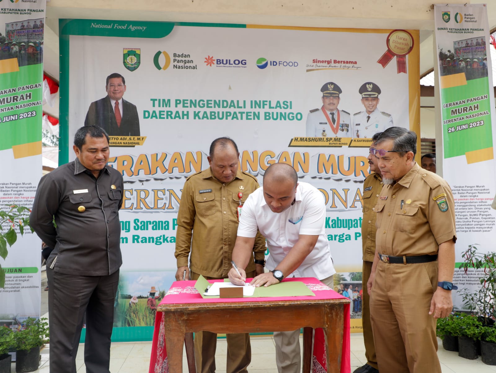 foto-bupati-bungo-gerakan-pangan-murah foto bupati bungo gerakan pangan murah