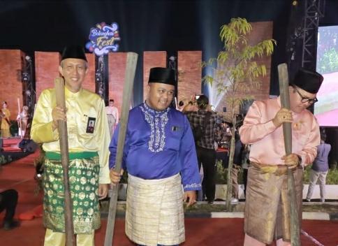 Mewakili Bupati Tanjab Barat Sekda Hadir Malam Pembukaan Festival Batanghari