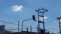 Akibat Sepekan Traffic Light Tak Hidup, Simpang 4 Jalan Patunas Semrawut