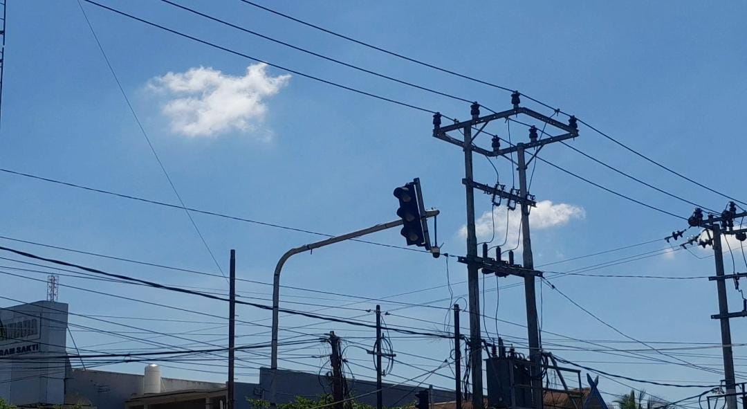 Akibat Sepekan Traffic Light Tak Hidup, Simpang 4 Jalan Patunas Semrawut