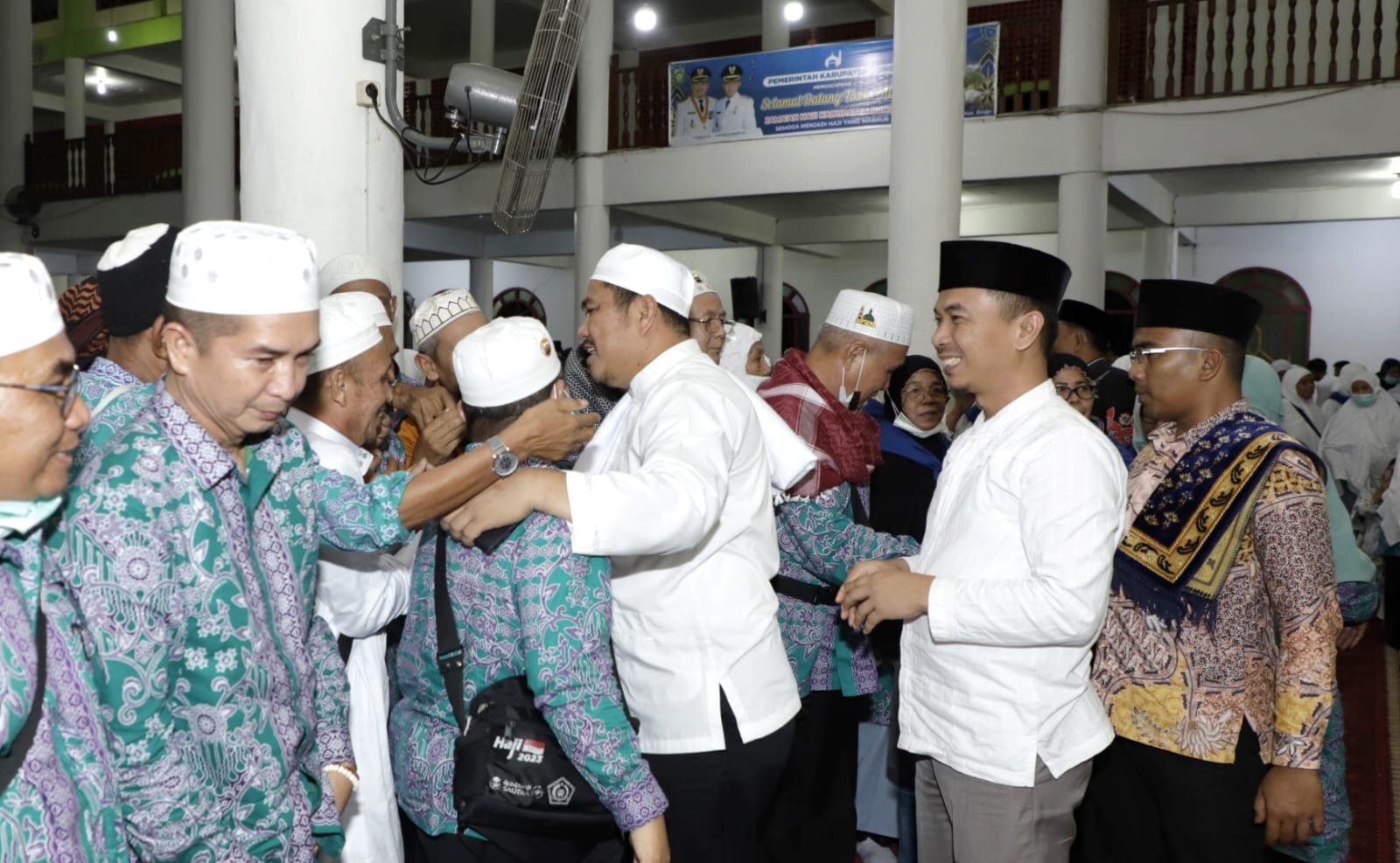 foto bupati bungo mashuri sambut jemaah haji