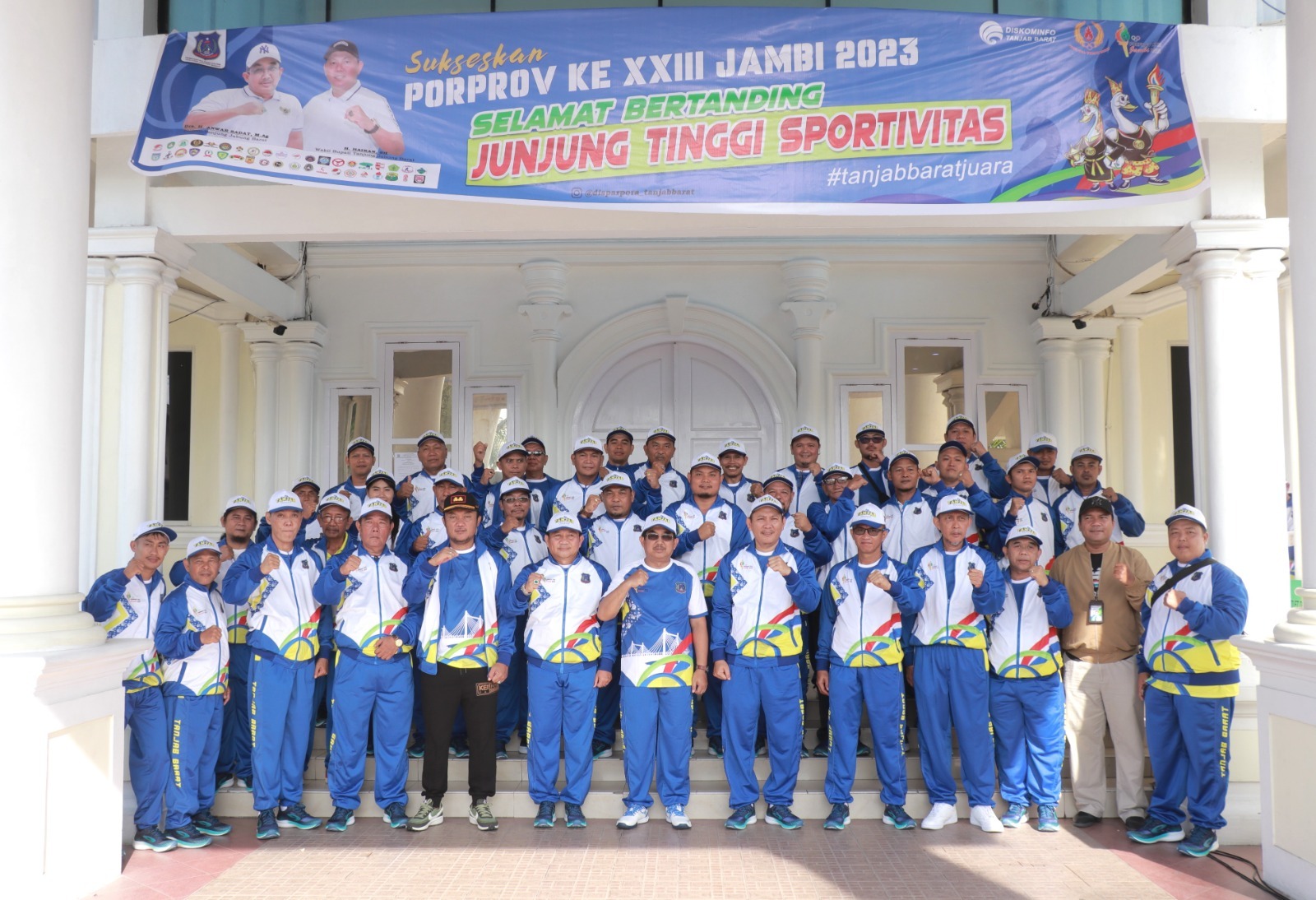 foto bupati tanjab barat lepas kontingen cabor