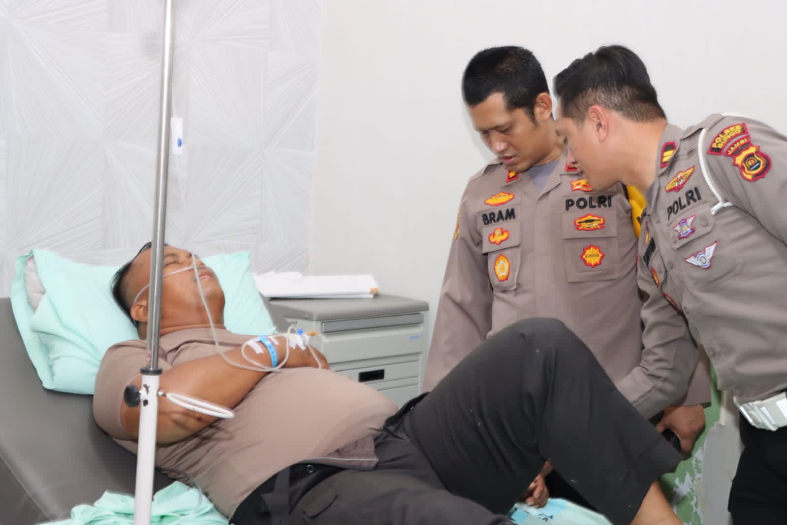 foto-kapolres-bungo-jenguk-anggota-kecelakaan foto kapolres bungo jenguk anggota kecelakaan