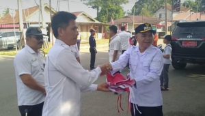 foto-pj-bupati-tebo-aspan-bagi-bendera foto pj bupati tebo aspan bagi bendera