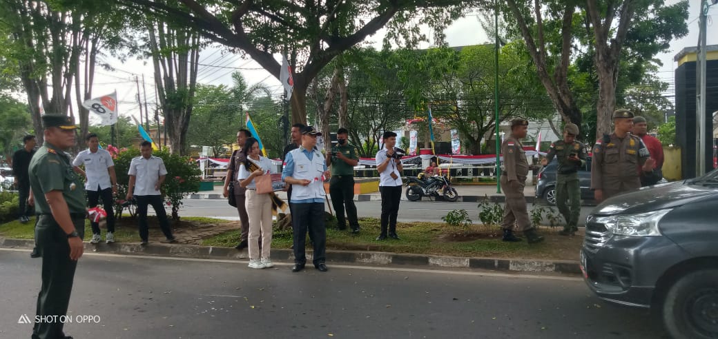 Walikota Jambi H.Syarif Fasha Bagikan 30 Ribu Bendera Merah Putih Ke Warga