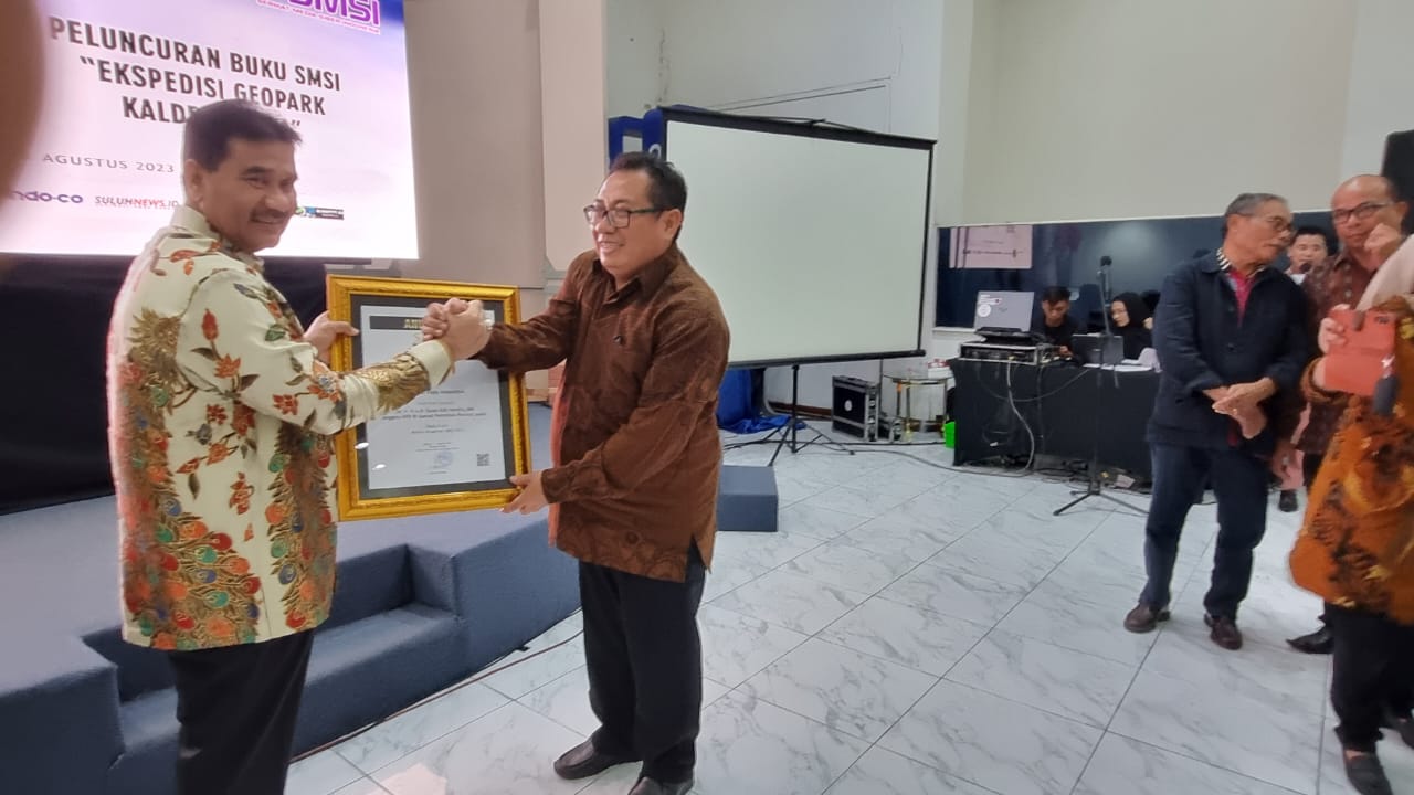 Mengayomi Insan Siber, SAH Terima Penghargaan Sahabat Pers Indonesia dari SMSI Pusat