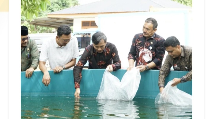 Ketua DPRD Provinsi Jambi Edi Purwanto Realisasikan Pokir Bantuan 40 Ribu Bibit Lele ke Masyarakat
