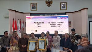 foto smsi beri penghargaan