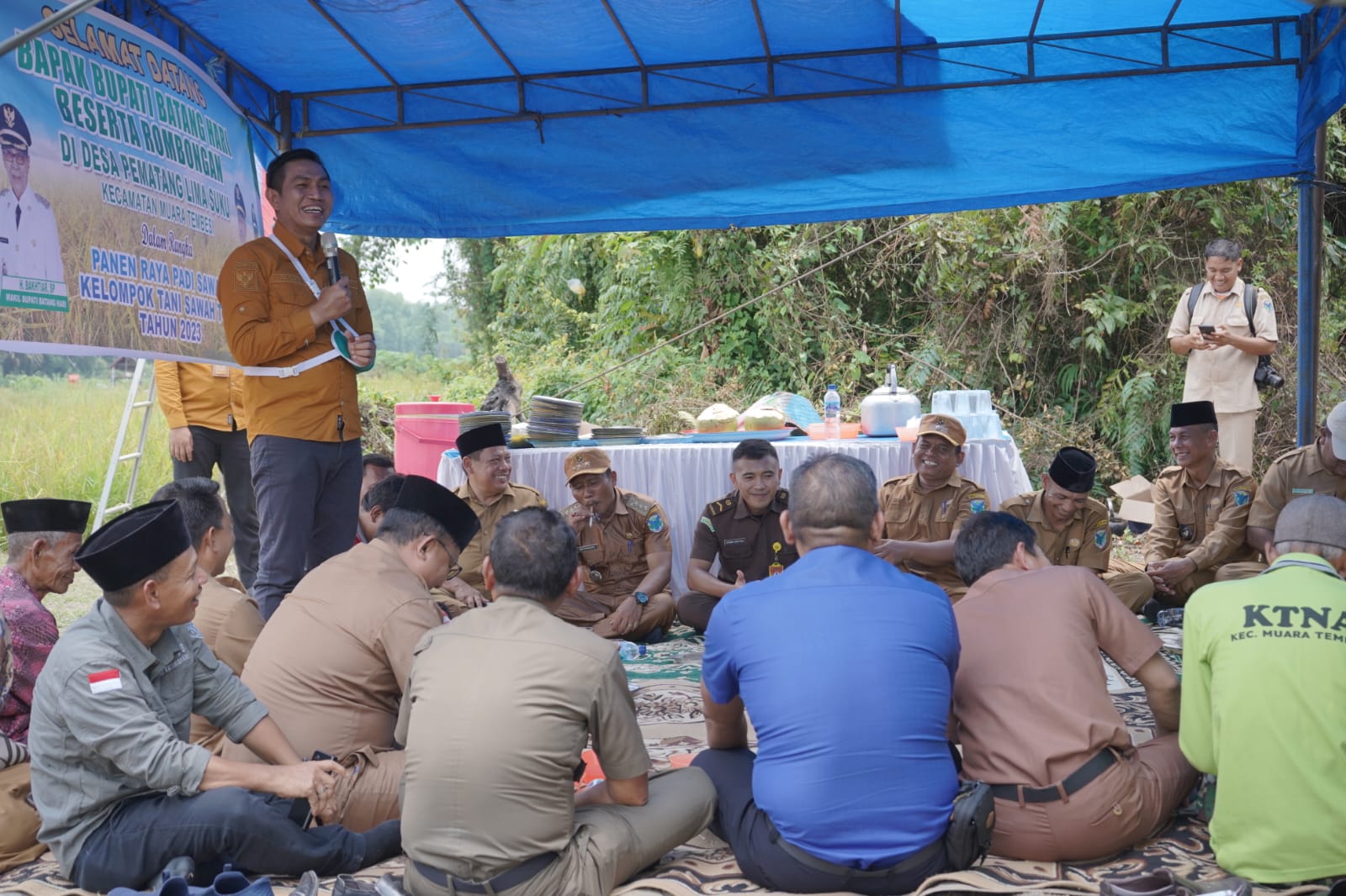Kondisi Tangan Berbalut Perban, M. Fadhil Terlihat Panen Raya Bersama Masyarakat