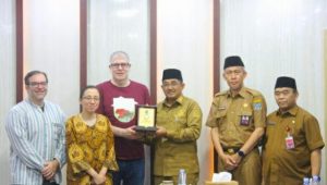 foto-bupati-tanjab-barat foto bupati tanjab barat 1