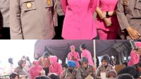 Kapolres Bungo AKBP Singgih Hermawan Didampingi Ketua Bhayangkari Eka Singgih Kunjungi Warga Terdampak Banjir