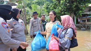 foto-polwan-polres-bungo-berbagi foto polwan polres bungo berbagi