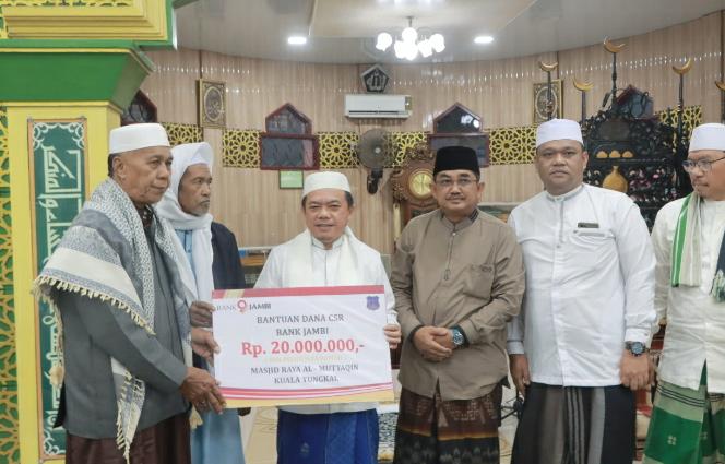 foto bupati tanjab barat bersama gubernur