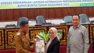 foto wakilbupatibungo serahkanlpj bupati ta2023