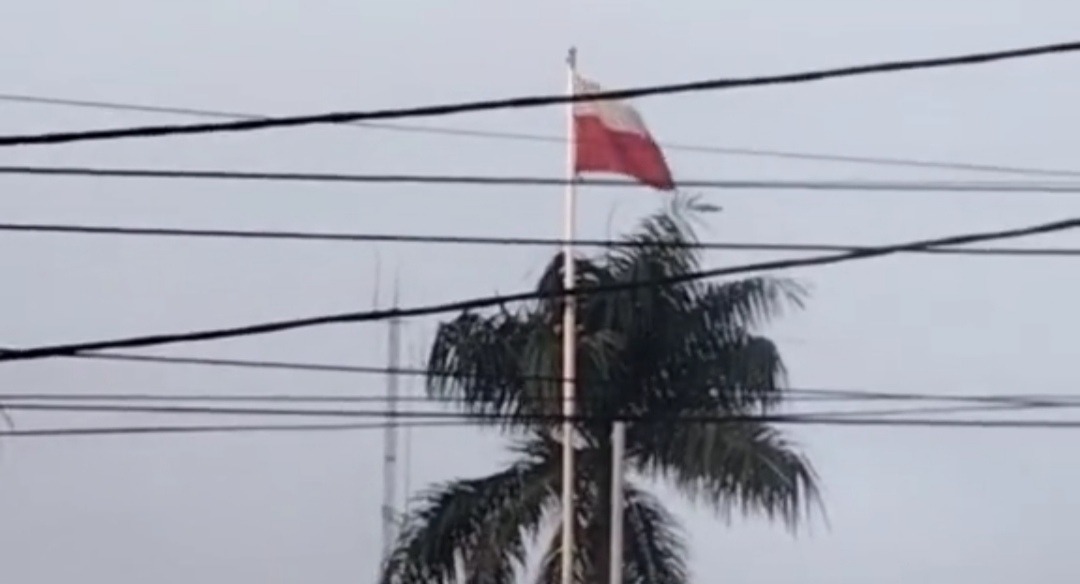 Petugas Yang Menaikan Bendera Terbalik di Halaman Kantor Bupati Bungo Meminta Maaf