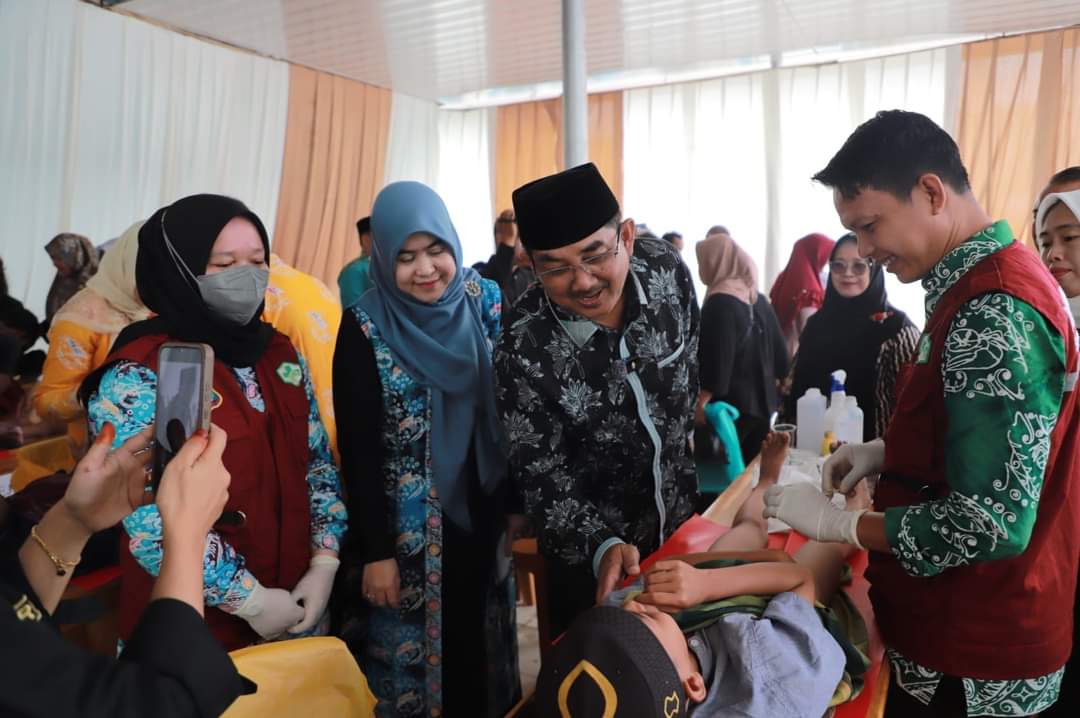 Dalam Rangka Semarak HUT RI Ke 79 dan HUT Tanjabbar Ke 59, Pemkab Tanjabbar Bersama Dinkes Gelar Khitanan Massal